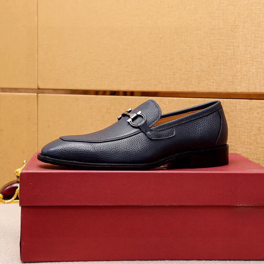Men's shoes 💰460 💐 Product trademark: Ferragamo "Ferragamo" casual leather shoes Regular size: 38-44 (45🉑️customized) Product materials: Selected imported first-layer pebbled cowhide leather upper + luxury hardware buckle, imported water-dyed cowhide leather lining. Strong three-dimensional visual effect, original outsole Color: 3⃣️colors available